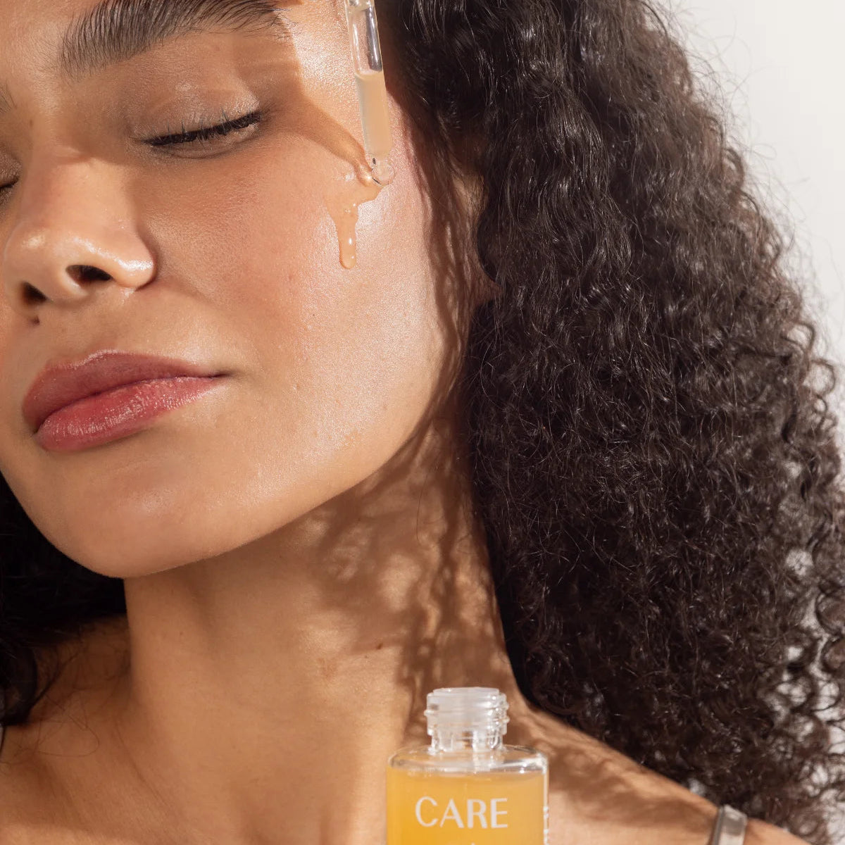 Modelo aplicando o Serum Care da Bene