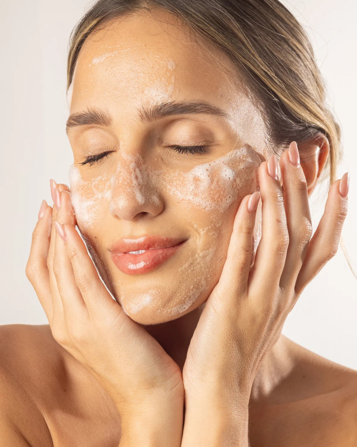 Limpeza suave para pele sens&iacute;vel
