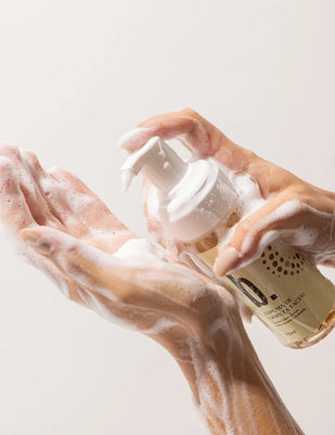 Aplique 1 a 2 pumps da espuma na pele úmida