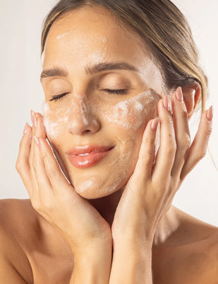 Massagear suavemente com movimentos circulares
