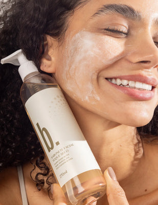Massageie suavemente com movimentos circulares
